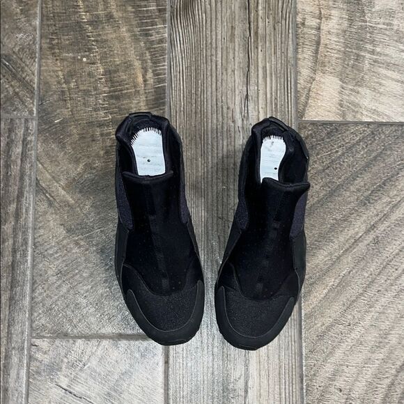 Black Minimalist Knit Sneakers - Picture 2 of 4